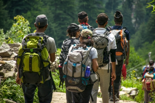 Foto von Guduru Ajay bhargav auf Pexels: https://www.pexels.com/de-de/foto/menschen-die-auf-strasse-nahe-baumen-am-tagesfoto-gehen-1076081/